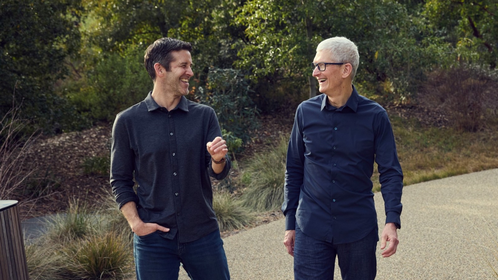 John Ternus (left), Tim Cook (right)